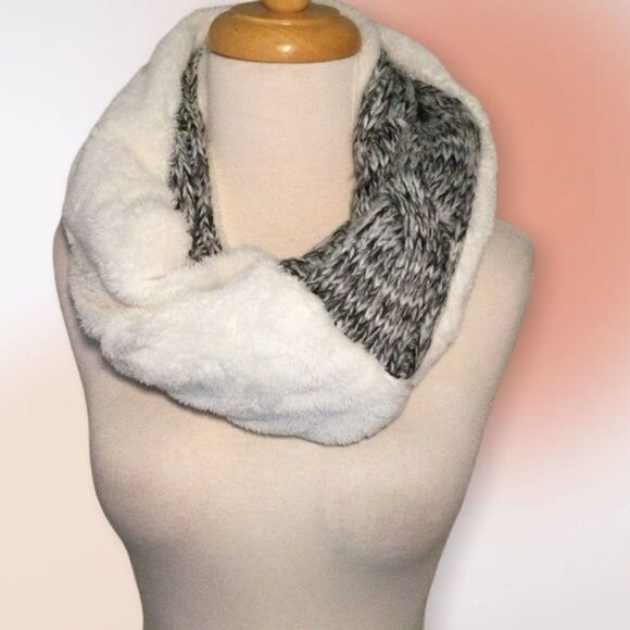 WHITE Faux Fir and Cable Knit Infinity Scarf NWOT - Picture 3 of 9